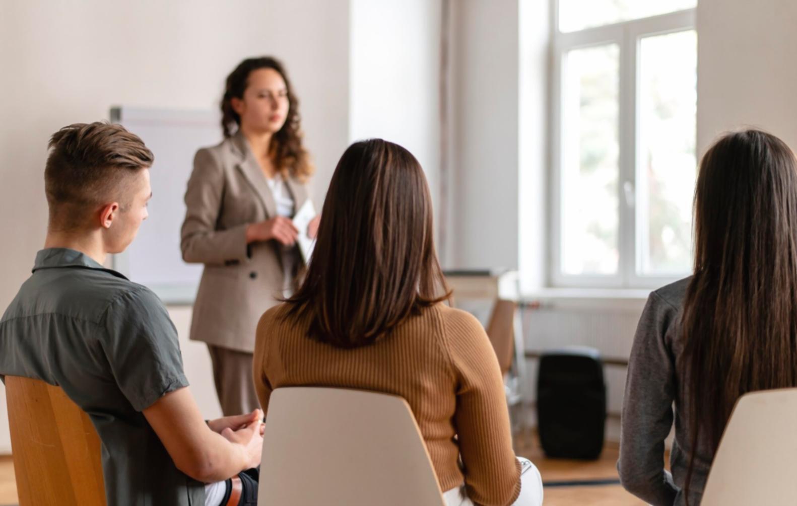 Environnement de formation moderne avec espaces collaboratifs